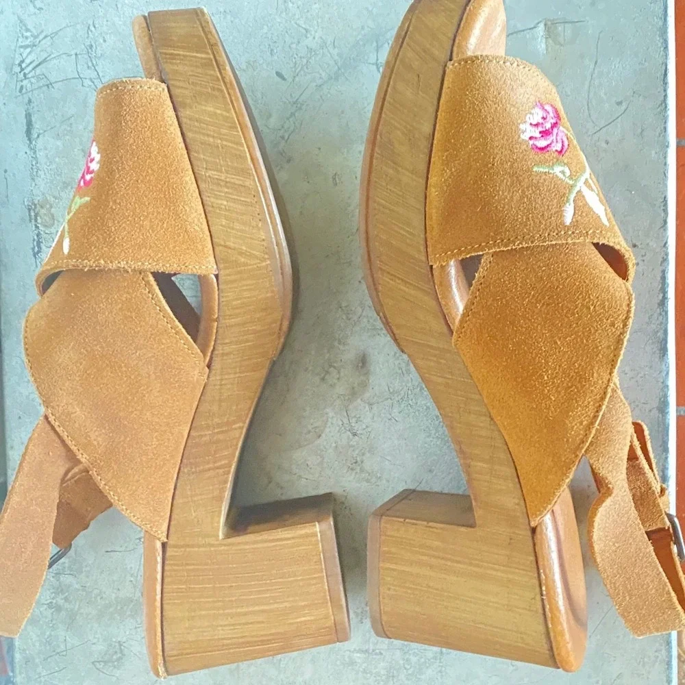 Eric Michael Embroidered Wooden Platform Sandals 36 5.5 Floral Scandinavian Boho
